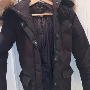 Hollies vinterjacka  - Har aldrig använt den. Jätte bra skick och strl XS-S nypris: 4000kr mitt pris: 900kr har även kvitto 