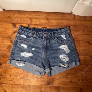 Jeansshorts från hm. Storlek 38 - Vanliga jeansshorts från hm, för smååå för miiig, använda kanske 2-3 gånger