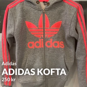 Adidas kofta - Adidas kofta i storlek S. I gott skick, tvättas och stryks innan frakt vid önskan. (Barnstorlek)