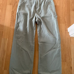 Byxor från shein - Byxor från shein i storlek s/36. Säljer dom på grund av för små. Det är en fin grön färg. Köparen står för frakten!