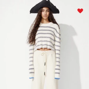 Såååå snygg tröja  - VÄRLDENS snyggaste tröja från HM som är heelt slutsåld i alla storlekar! 💕💕💕 nypris är 500 så vill sälja den för 500 eller mer