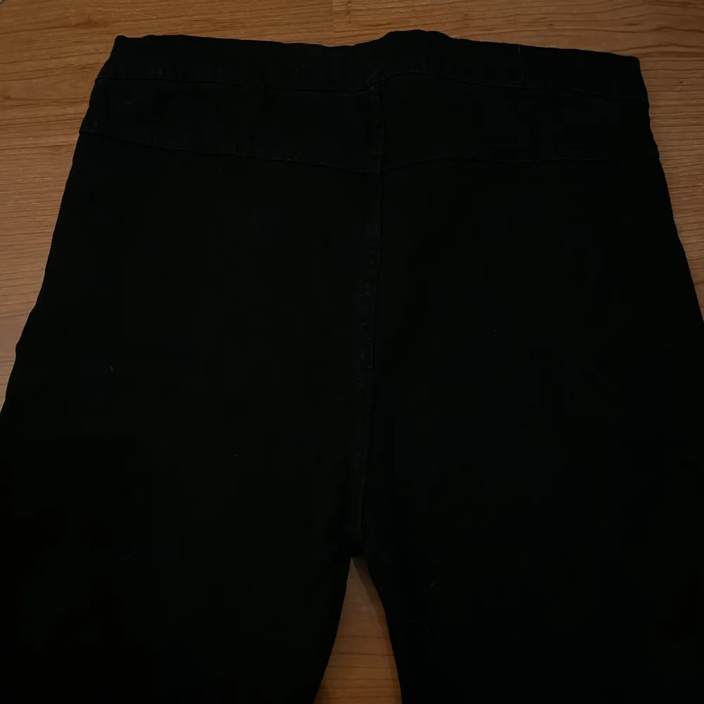 Svarta jeans i storlek M i bra skick. Säljes för 60kr, frakt tillkommer ❤️. Jeans & Byxor.