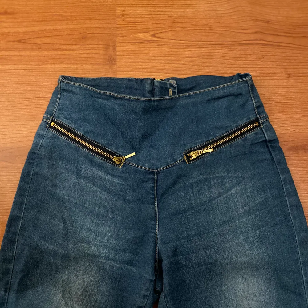 Snygga jeans från vero Moda i storlek XS/S. Säljes för 50kr, frakt tillkommer ❤️. Jeans & Byxor.