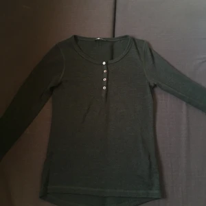 Mörkgrön långärmad tröja - Köpt från New Yorker, storlek xs men är mer som en S, oanvänd då den inte är min stil, väldigt stretchig och mjukt material, ganska tunn, skiftar i svart!