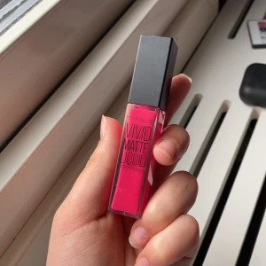 Liquid lipstick  - Knallrosa liquid matte lipstick, har haft den länge men aldrig använd, endast provad💕