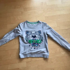 Kenzo tröja  - Säljer min kenzo tröja för att jag inte använder den och den passar inte❤️ bra sick och inga hål eller liknade☺️ 