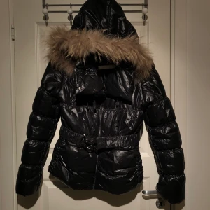 Vinter/höst jacka med pälsdetalj - Nästintill oanvänd jacka, äkta päls. Inköpt för 899kr 