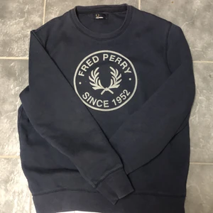  Fred Perry sweatshirt - Andvönd två gånger, som nu. Storlek L färgen är grå blå, kan frakta