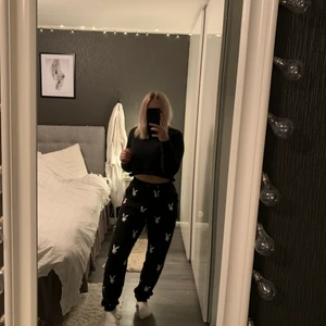 Playboy mjukisbyxor storlek m/ 38 - Säljer dessa sjukt coola byxor som är helt oanvända, säljer endas pga att jag inte är tillräckligt modig för att bära dom. Som sagt är dom helt oanvända därav priset. Tror även dom är slutsålda i den svarta färgen. Köparen står för frakt (60kr) 🤩🥰 nypris (450kr)