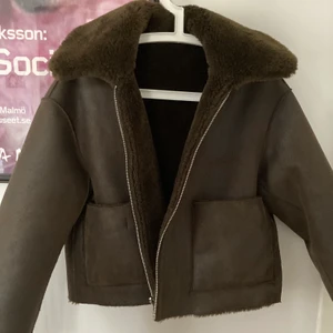 Reverseble jacka från Mango - Jätte fin brun/grön jacka från mango:) Går att använda åt båda hållen och är knappt använd🤎