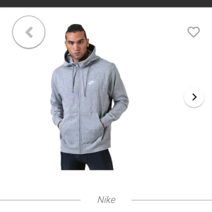 Nike tröja - Nike tröja storlek M. Knappt använd. Märket är svart och inte vitt annars exakt samma som på bilden. Går att byta mot något annat då ja vill bli av med det❤️ 200kr kontanter mötas i råcksta 🥰🥰