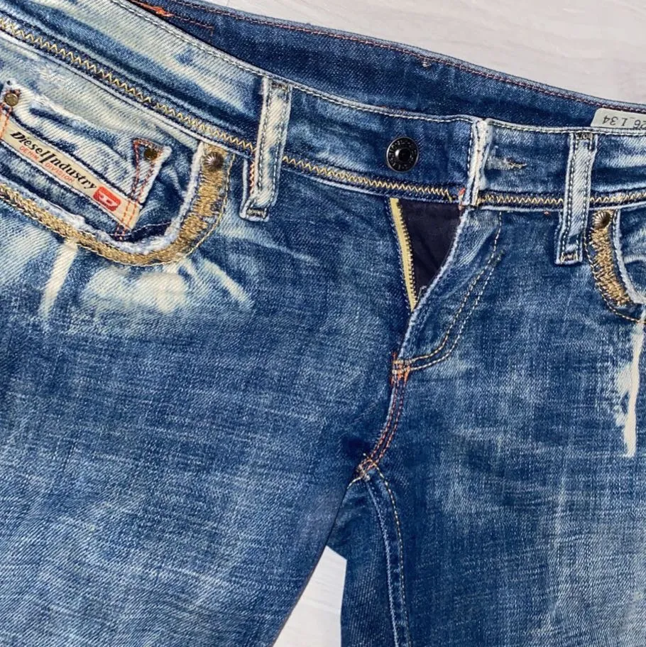 As snygga lågmidjade diesel jeans, men som tyvärr är försmå för mig:/ Dom är utsvängda i benen . Jeans & Byxor.