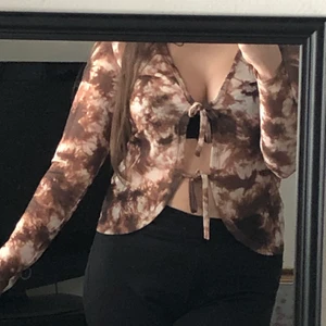 batikmönstrad mesh topp - Jättefin brun svart batikmönstrad mesh topp🤎🖤 aldrig använt, endast prövad. Frakt tillkommer!! Stl: 38 (jag har S annars), väldigt stretchig!✨✨✨