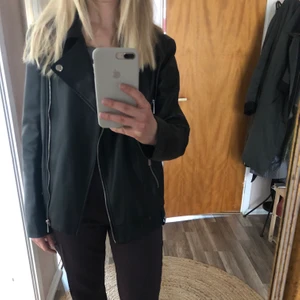 Oversize skinnjacka Ivy Revel - Något Oversize skinnjacka Ivy Revel i nyskick. Säljer pga att jag köpt en ny skinnjacka. Storlek 34 men passar 34-38 beroende på önskad passform.  Nypris 1400kr säljes för 300kr