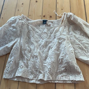 Jättefin blus från Lindex - I mycket gott skick, aldrig använd då det inte riktigt är min stil, men väldigt fin tröja, I storlek S och passar som en S också, funkar om man har M också. Färgen är beige med mycket fina detaljer på 