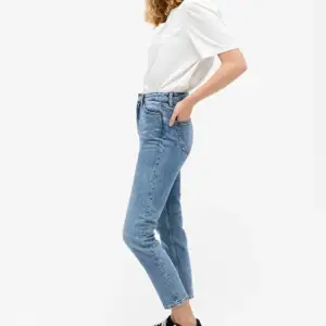 Blå jeans från Monki i stilen Kimomo (mom-jeans) färgen mid-blue och storlek 26. Knappt använda, för korta för mig (175 cm) men passar kortare. För fler bilder skriv priv. 