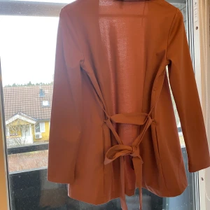Blazer - Gammaldags rosa blazer från hm. Säljes då jag aldtig använt den. Superfint skick