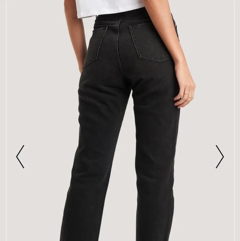 Säljer dessa svarta raka jeans ifrån nakd i bra skick, nypris 519kr! Frakten ingår🌺. Jeans & Byxor.