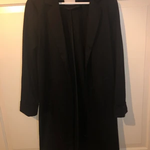 Svart kappa  - En svart lite tunnare kappa, storlek S 