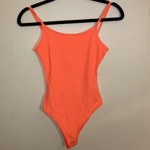 Neon orange body - Neon orange body från pull&bear använd 1 gång. Storlek S men motsvarar storlek xs då den är så liten i storleken. Köparens står för frakt om det behövs annars kan mötas i Uppsala eller Stockholm 