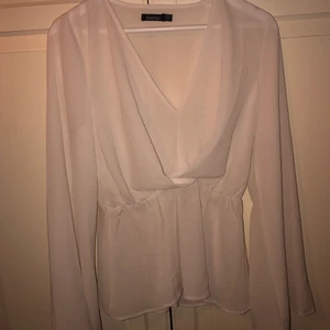 Vit blus - Vit blus med omlott och vida ärmar, storlek 38