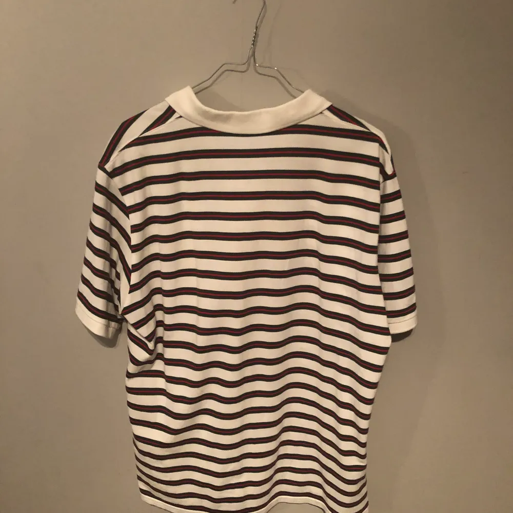 En striped Carhartt Piké. T-shirts.