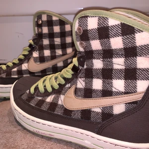 Nikeskor  - Asballa nikeskor i brun-rutigt mönster med beige nikemärke. Svinsnygga verkligen man kommer inte till användning hos mig😢 300kr!