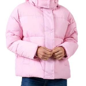 Svea vinterjacka strl s - Super varm och mysig vinterjacka från SVEA, strl s men är stor i storleken så passar även bra på någon som vanligtvis har medium, ny pris ligger på 2300kr, tyvärr en reva i luvan som hänt under tvätt men går att laga osynligt, köparen står för frakten, bilderna är lånade och går självfallet att få bilder på jackan vid intresse