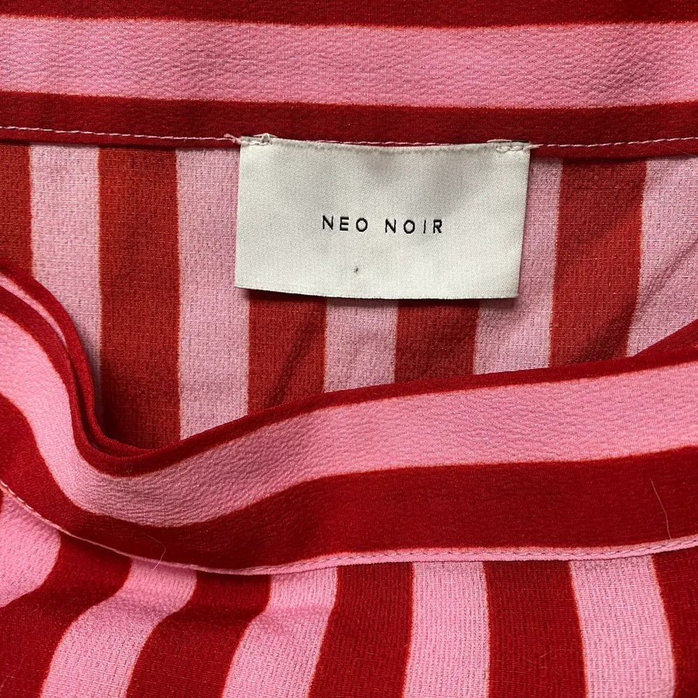 Jättefin kjol från NEO NOIR. Endast använd två gånger, där av där den som ny. Den är storlek XS men eftersom den går att knyta som man vill så passar passar den XS-M💗. Kjolar.