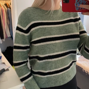 Stickad tröja   - Stickad tröja från hm. Bra skick. Frakt tillkommer 66kr. Strl xs 
