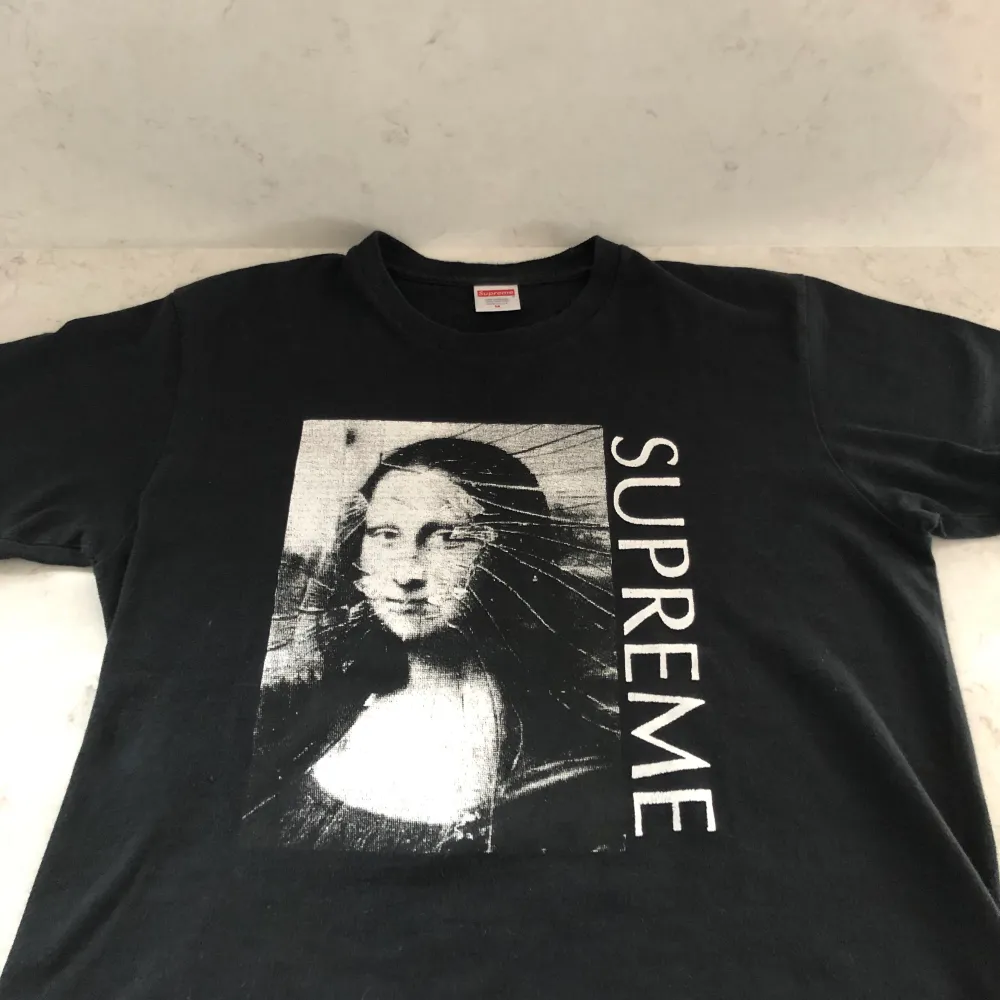 Tja säljer min svarta Mona Lisa tee som jag har använt två gånger och den har tvättats en gång. Ny pris på StockX är 2100kr så ger ut ett bra pris till er eftersom jag vill mest få den sålt🤩😀 Skickar också spårbart📦. T-shirts.