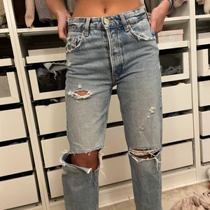 Zara Jeans - Säljer mina så himla snygga och trendiga jeans från zara, Storlek 34. Köparen står för frakten💫
