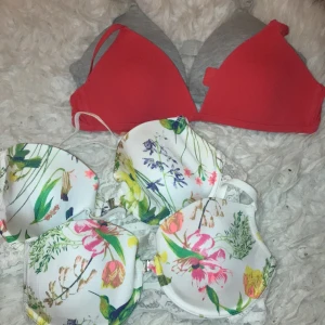 Bh - Sköna men dom blommiga är förstora för mig, 40kr/st. Dom blommiga är jag osäker men kan få mer bilder om man är intresserad, och den röda och gråa 75 b