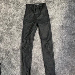 Ett par skinn byxor i storlek 32 - Ett par skinn byxor som är i väldigt bra skick. Sitter tight och är i storleken 32, de är från stradivarius och är högmidjade. Jag är 157 och det passar ganska bra i längden.köparen står för frakten🥰 kan mötas upp i Löddeköpinge men också postas