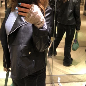 Skinnjacka  - As ball skinnjacka från NA-KD med jätte fin passform. Säljer den då jag har två stycken. Den är använd ett fåtal gånger och är i jätte fint skick. (Bältet saknas) Om fler bilder önskas så skriv till mig privat, samt med frågor!! Säljer direkt för 250kr+ frakt!! Eller buda från 200kr<33