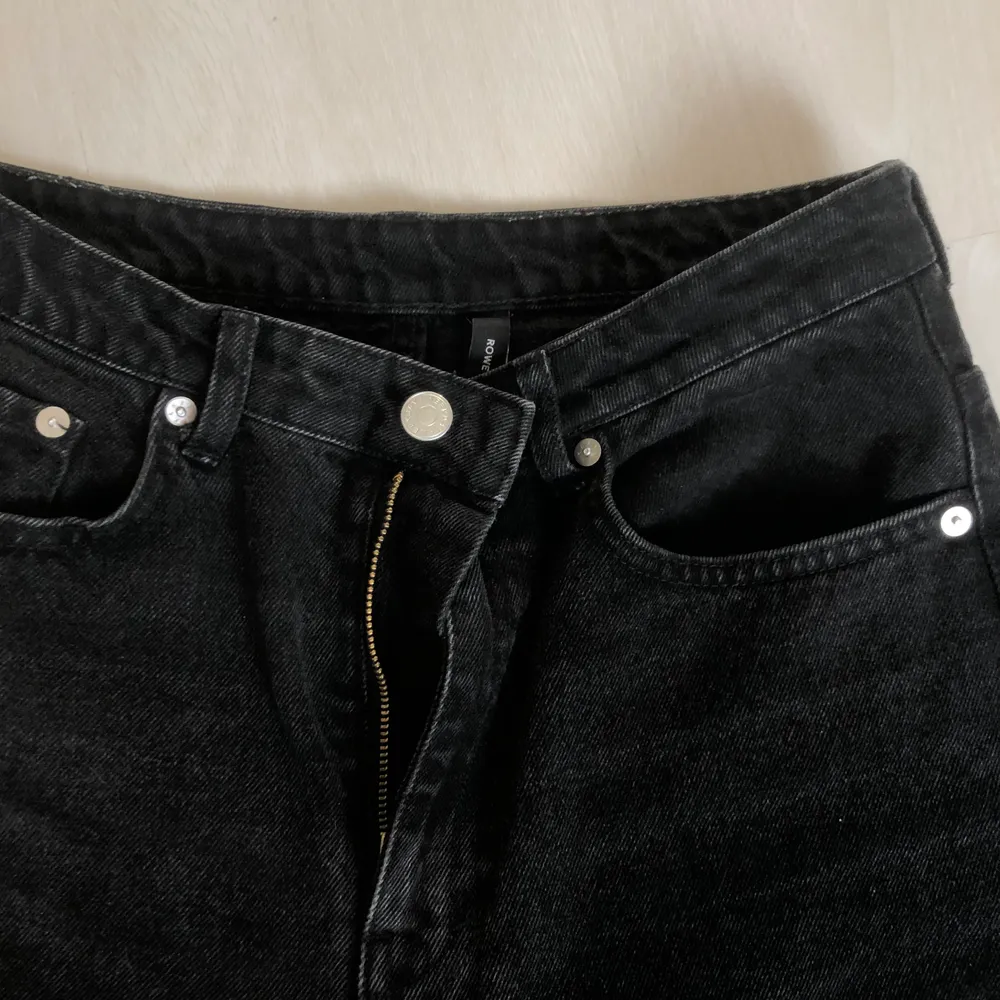 Ett par sjuktsnygga jeans från weekday, de är i modellen rowe och stl 29/30, säljer då de blivit alldeles för stora för mig och har bara legat och tagit plats i garderoben. Knappt använda så de är i fint skick!❤️ nypris 450kr. Jeans & Byxor.
