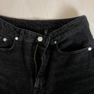 Ett par sjuktsnygga jeans från weekday, de är i modellen rowe och stl 29/30, säljer då de blivit alldeles för stora för mig och har bara legat och tagit plats i garderoben. Knappt använda så de är i fint skick!❤️ nypris 450kr