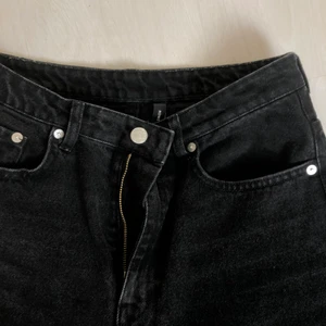 Breda jeans ifrån weekday  - Ett par sjuktsnygga jeans från weekday, de är i modellen rowe och stl 29/30, säljer då de blivit alldeles för stora för mig och har bara legat och tagit plats i garderoben. Knappt använda så de är i fint skick!❤️ nypris 450kr