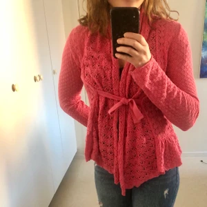 Odd Molly kofta - Jättesöt rosa Odd Molly kofta i virkat utseende. Strl 1 och knappt använd, ser ut som ny🌸