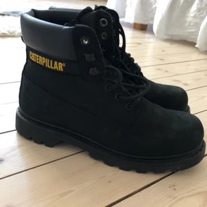 Caterpillar skor  - Knappt använda caterpillar kängor. Säljes pga för små. Nypris ca 1000 kr. 