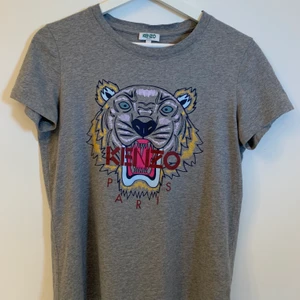 Kenzo t-shirt  - Säljer min kezo t-shirt då den inte kommer till användning. Storlek S.  Köpt för 1000kr. Bud från ca 250kr🖤  Skriv vid intresse eller ev frågor!🤍