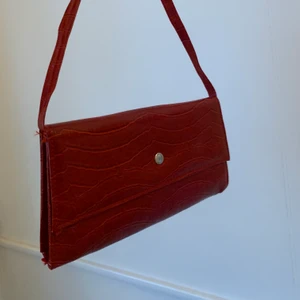 Röd axelremsväska  - Säljer denna söta axelremsväska då den inte kommer till användning.  Bud från ca 75kr🖤 