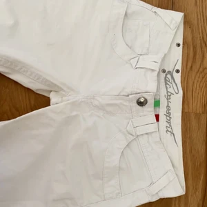 Lågmidjade vita byxor - Köpta secondhand men kommer ursprungligen från Esprit, står strl 36 men skulle säga att de passar någon som har midja 25 eller 26 då jag vanligtvis har 27 och de är något försmå för mig. 🥳🥳