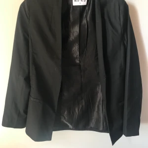Blazer från NAKD - Säljer blazer från NAKD i storlek 36. Säljes i nyskick då den inte kommit till användning!