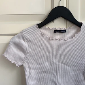 Rosa topp från Brandy Melville - En liten söt topp från brandy melville som är i ett syperbra skick. Sparsamt använd och ser som ny ut! Perfekt ljusrosa färg till våren! 💐💐