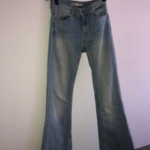 Bootcut jeans - Ljusblå bootcut jeans från Zara. Storlek 32. Köpare står för frakten