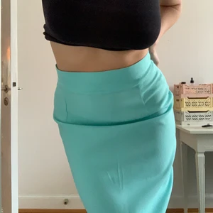 Turkos kjol - Säljer denna lång läckra kjolen! Jag är 175 o den är ovanför fötterna på mig så den är kanska lång med en lite slit längst ned där bak! Knappt använd och är i ganska bra skick!💓