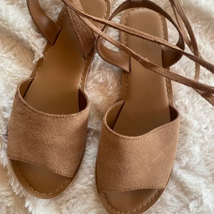 Skinn sandaler, stl 38 - ♥️ Äkta skinn sandaler från märket Boohoo. Storlek 38. Frakt tillkommer. Endast provade. ♥️