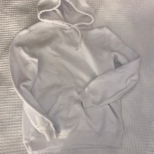 Hoodie - Super fin vit hoodie i bra skick men nopprig! Säljer då den inte kommer till någon användning 