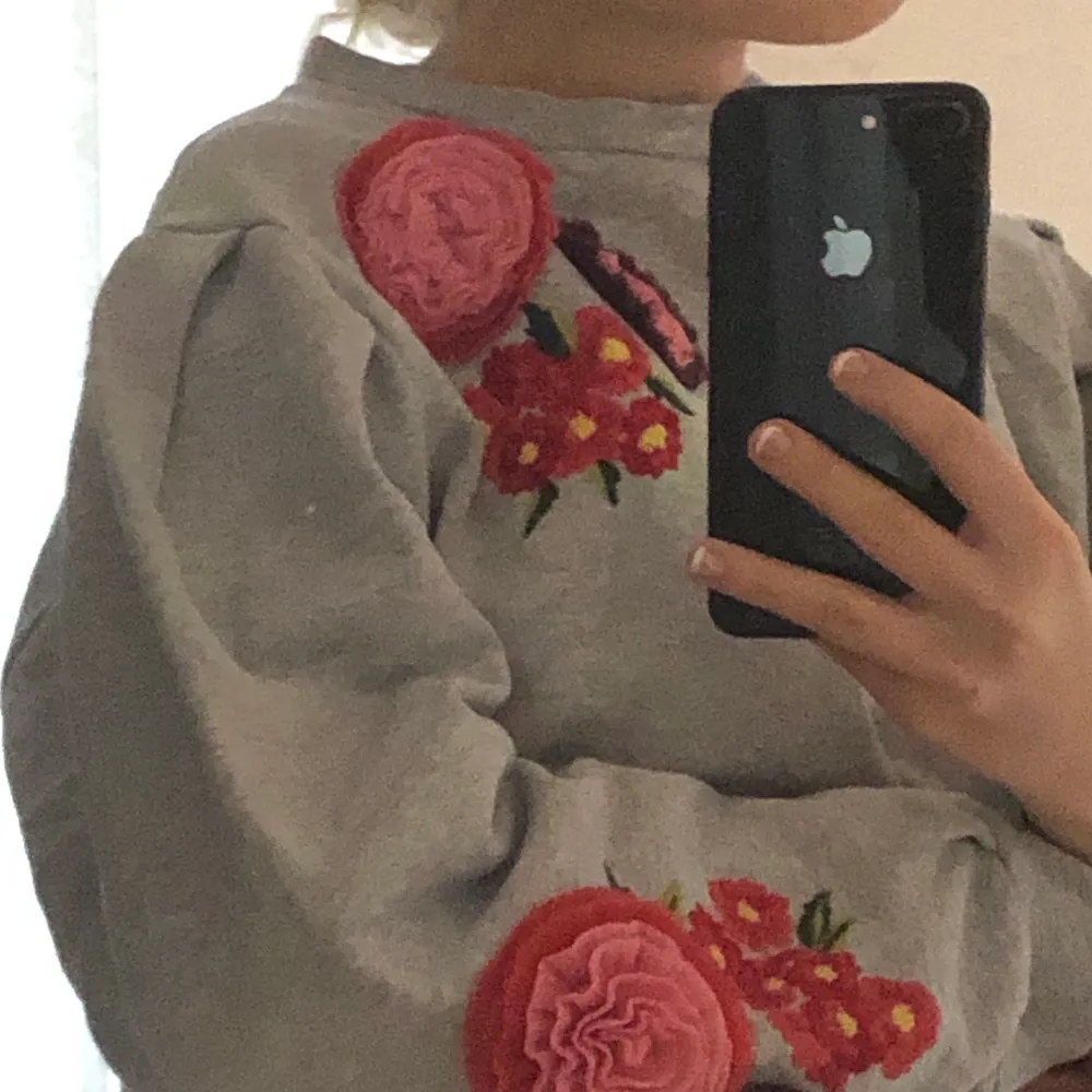 Super gullig och somrig ljusgrå sweatshirt med blom detaljer ifrån Zara. Nästan aldrig använd och den säljs ej längre 💕. Övrigt.